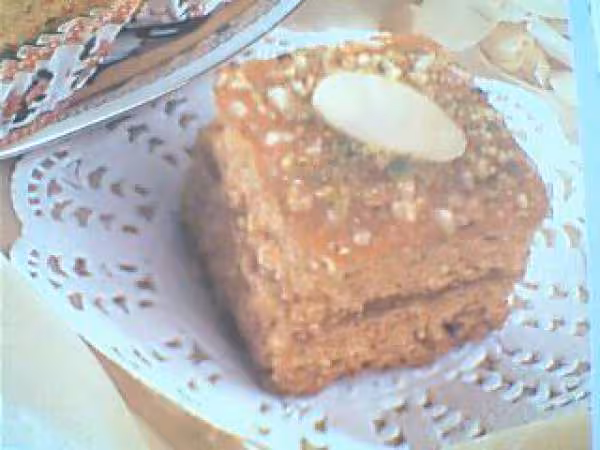 1 carre de gateau d amandes et au confiture