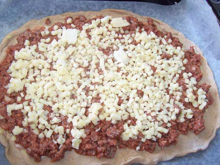 Pizza bolognaise avant cuisson