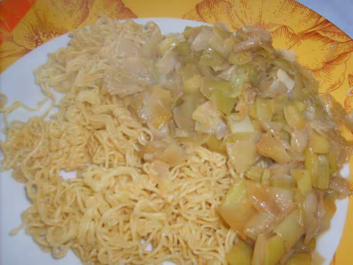 Fondue de poireaux sauce soja et nouilles chinoises