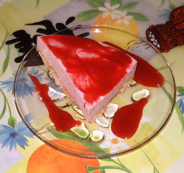 Une part du bavarois avec du coulis