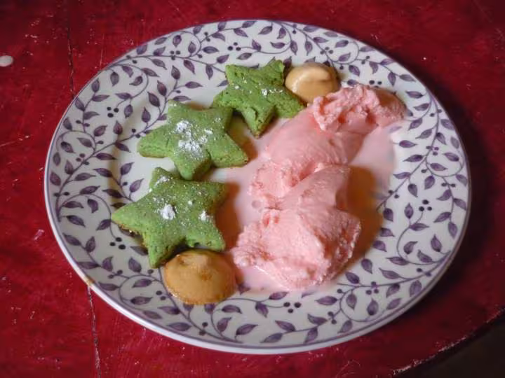Glace rose biscuits pistache