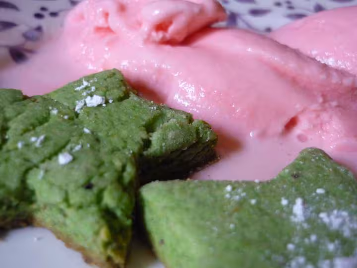 Glace rose biscuits pistache