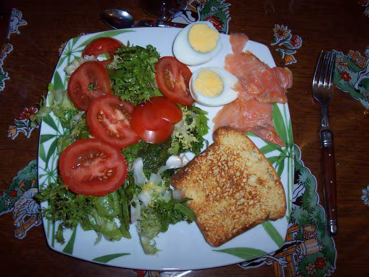 Assiette d un soir avec tranche de pain de mie grillee