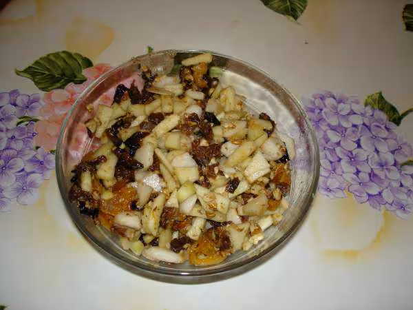 Saladier avec poires en et fruits secs en petits morceaux