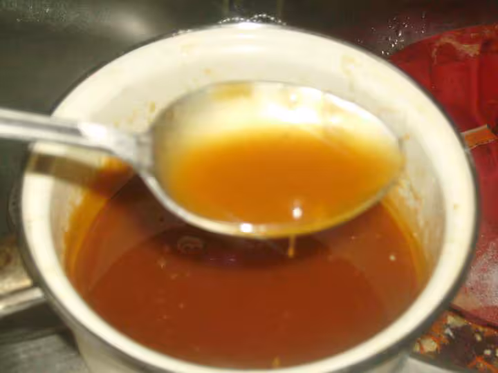 Sauce caramel au beurre sale pour accompagner le fondant