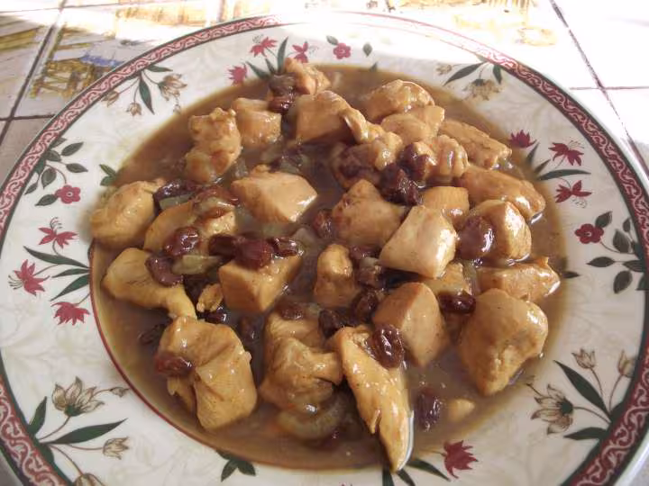 Blancs poulet oignons et raisins secs