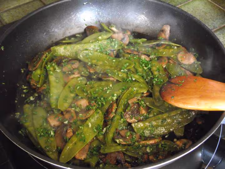 Saumon et champignons aux pois gourmands