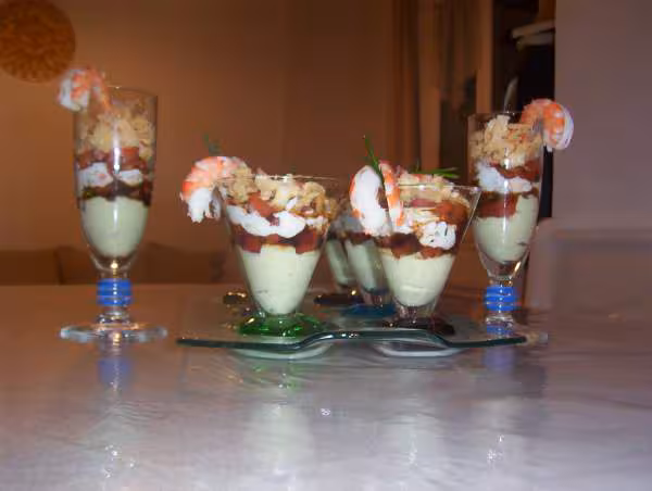 Verrines de crevettes a la mousse d avocat tomate et meringue salee