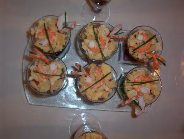 Verrines de crevettes a la mousse d avocat tomate et meringue salee