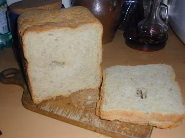 Pain au persil et herbes coupe