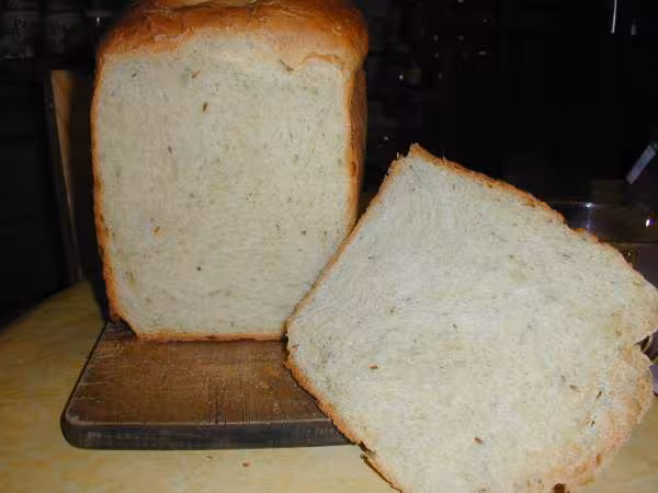 Pains aux graines de cumin decoupe