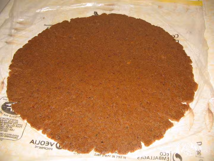 Etaler la pate de dattes