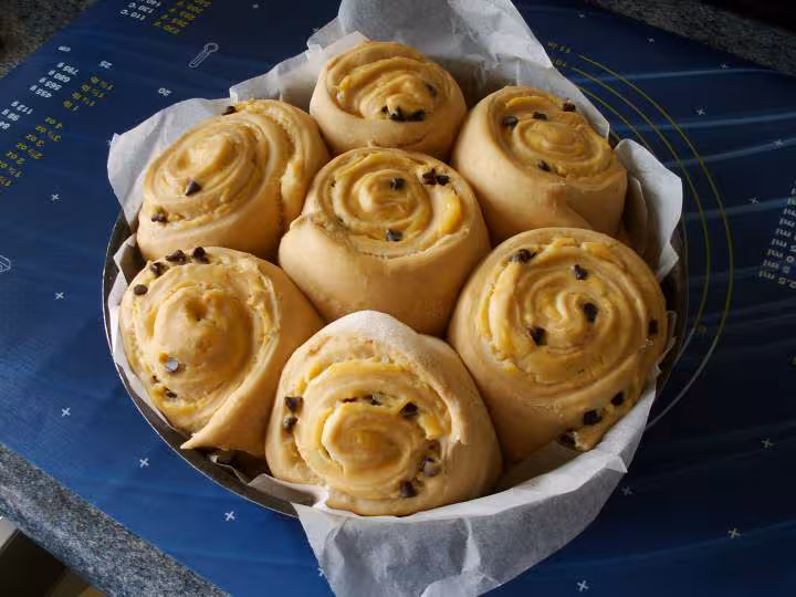 Chinois brioche aux flocons au chocolat avant cuisson