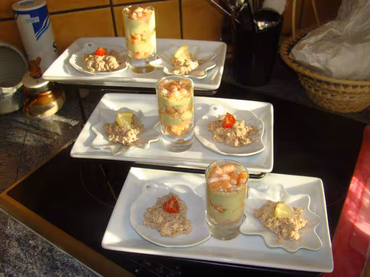 Verrines avocat crevettes et rillettes de thon