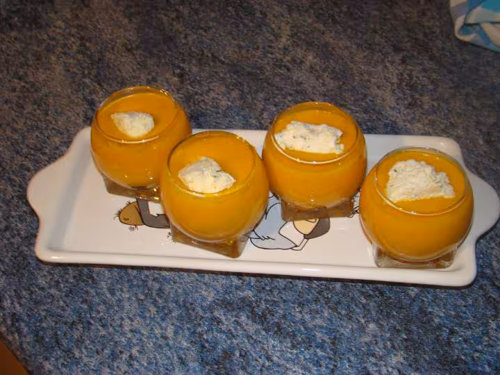 Verrines veloute de carottes et brousse de brebis