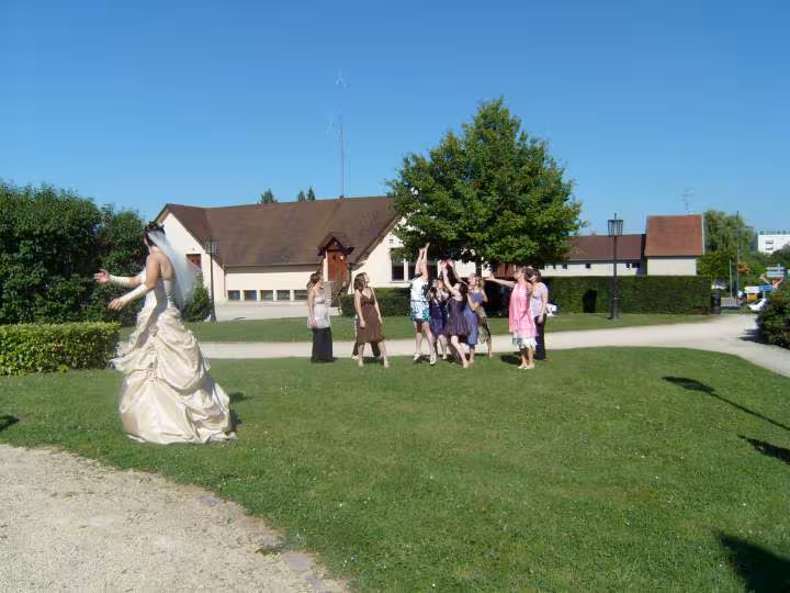 Et alice qui attrappe le bouquet de la mariee