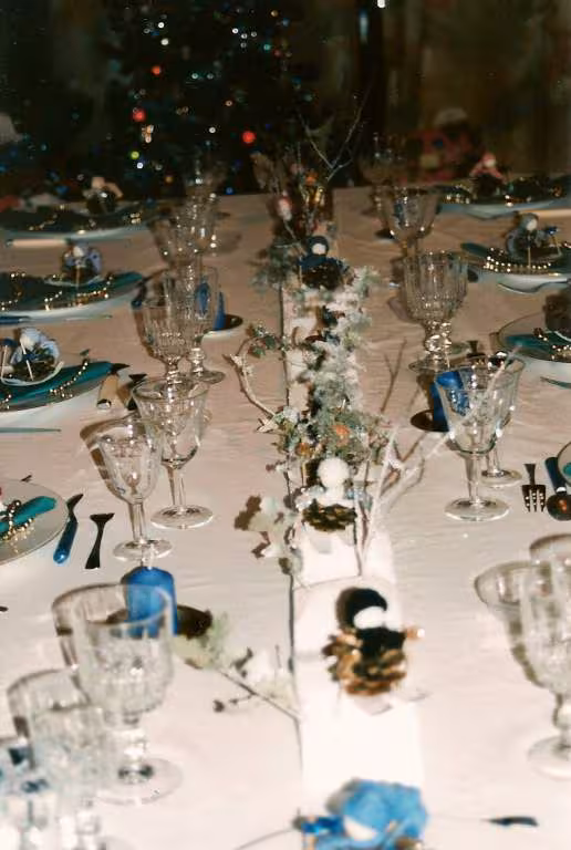 Chemin de table colline enneigee et skieurs
