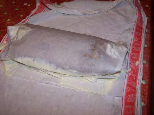 Bien rabattre le parchemin sous la buche
