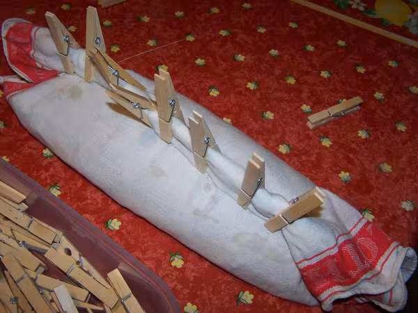 Buche roulee et attachee prete a refrigerer