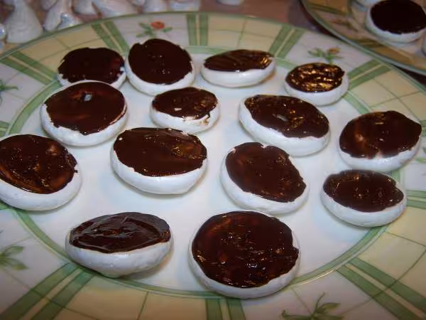 Chocolat noir sur les chapeaux de champignons