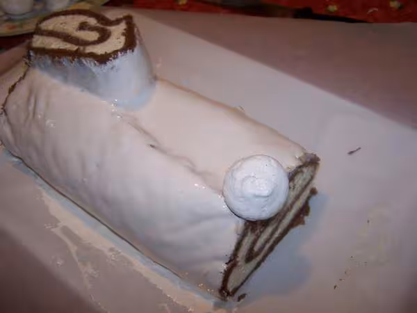 Couper les bords de la buche et etendre la meringue italienne