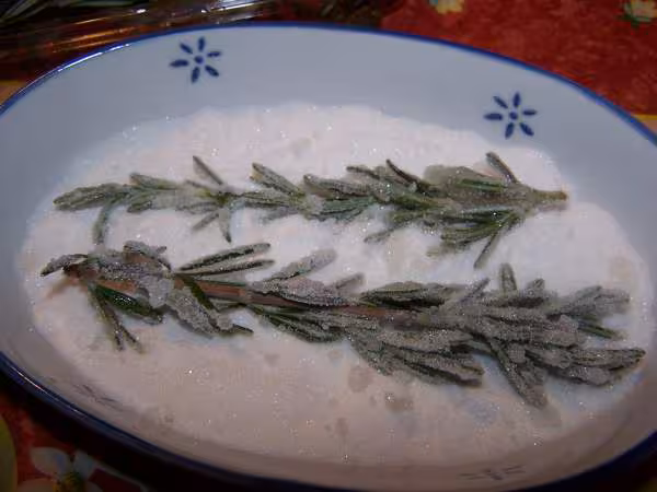 Crystalliser on passe le romarin dans le sucre