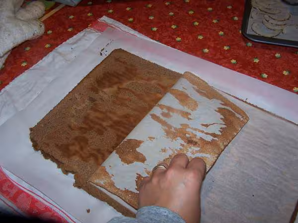 Demouler le biscuit cuit sur un torchon double de parchemin