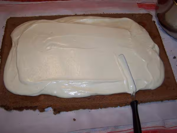 Etaler la mousse sur le biscuit