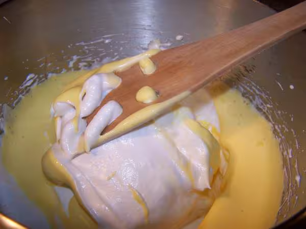 Incorporer les jaunes aux blancs delicatement