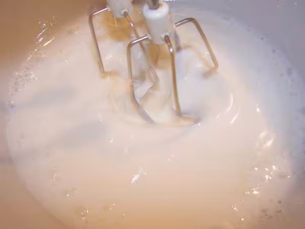 La meringue a tiedie et le sucre est dissout