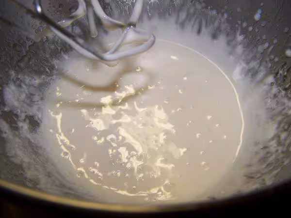 Meringue italienne le sirop est incorpore