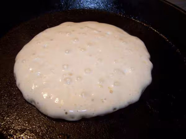 Pancakes la pate commence a faire des bulles