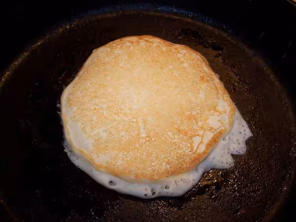 Pancakes on retourne a l aide d une spatule
