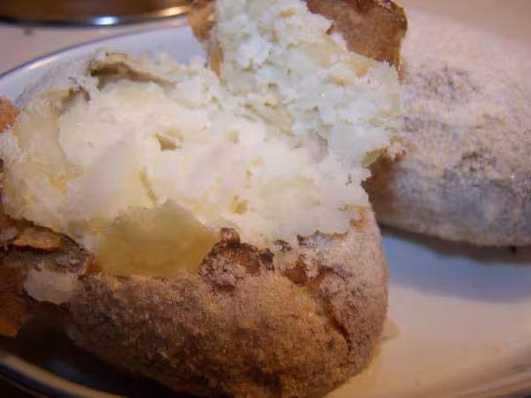 Pommes de terre en croute de sel apres cuisson