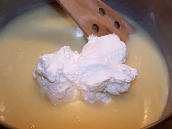 Prelever un peu de creme pour alleger le chocolat