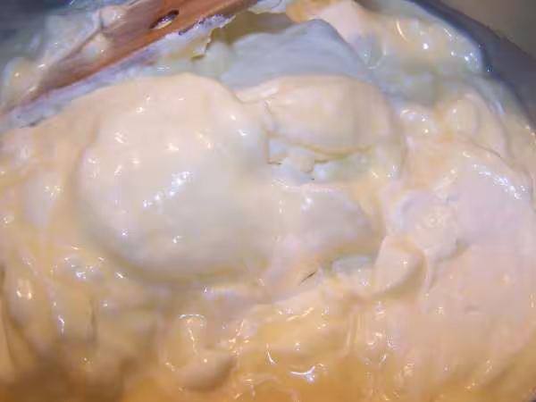 Reste de la creme fouettee incorporee delicatement