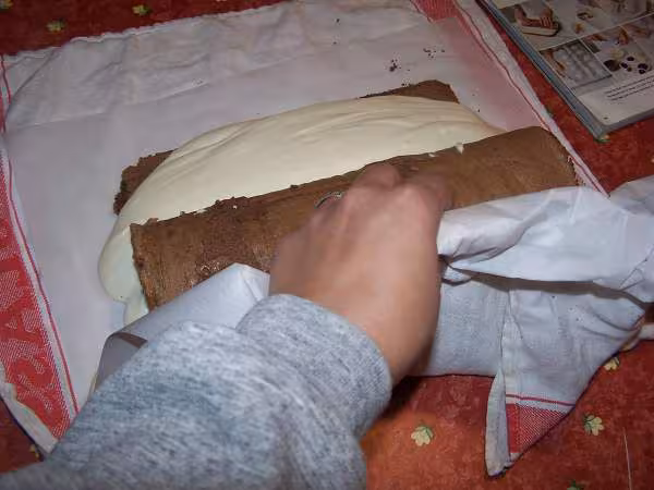 Rouler la buche a l aide du torchon