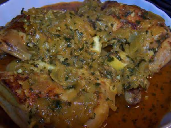 Tagine poulet citron de ayoucha sur plat de service