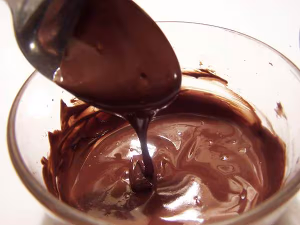 Temperer le chocolat le noir est lisse et brillant