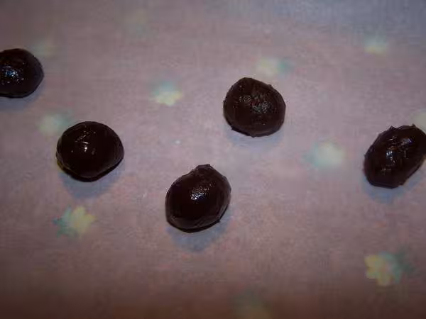 Truffes maintenant froid le melange est forme en truffes