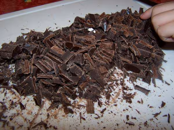 Truffes petites mains piquent du chocolat hache