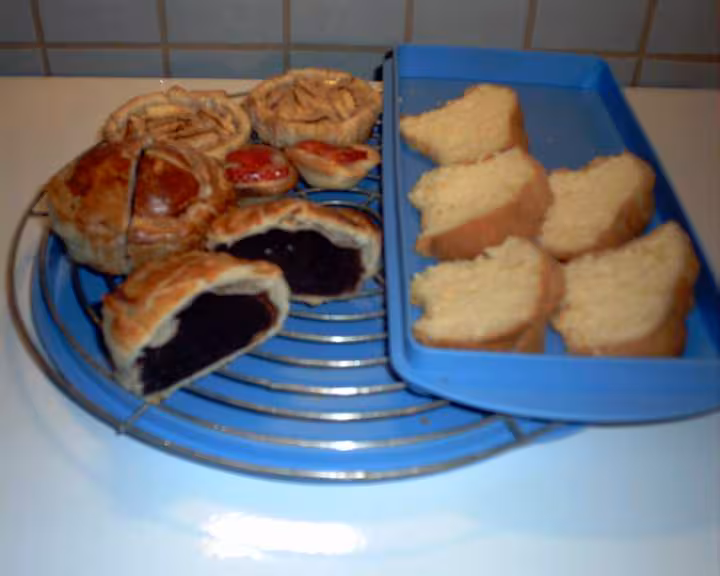 Pour ma reunion de produits d entretien du samedi tartelettes fruits petites galettes choco biscuit de savoie tiramisu enfin ce qu il en reste ne chercher pas le tiramisu y en avait plus