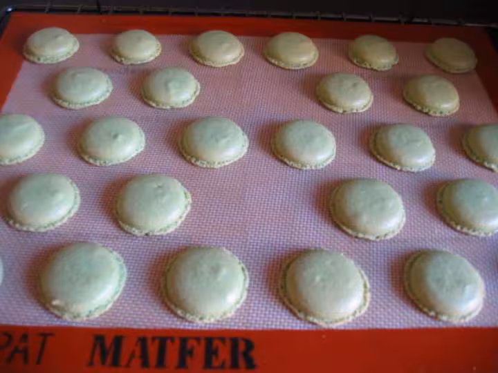 Macarons a la pistache apres cuisson