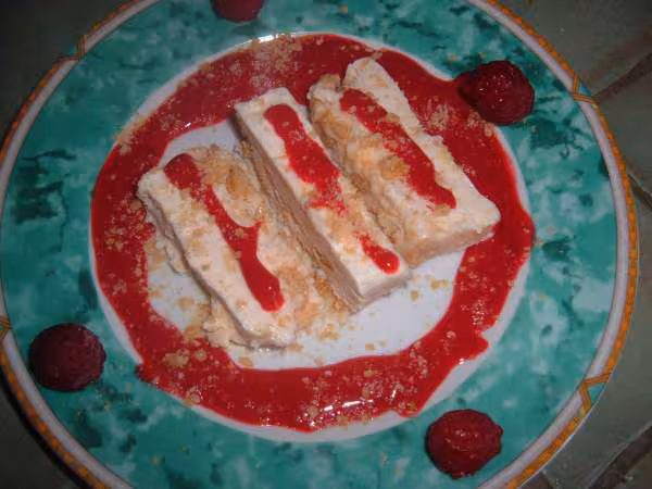 Nougat glace avec son coulis de framboises au miel
