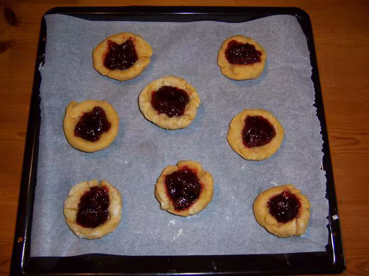 Petites brioches fourees a la cerise