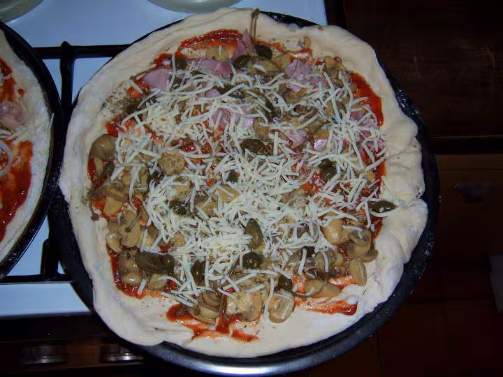 Pizza champignons jambon capres