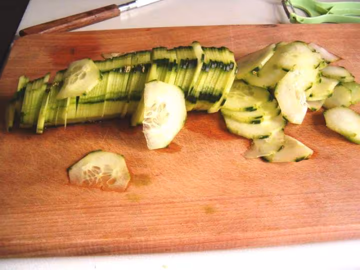 Concombre du jardin pele et coupe en tranches fines