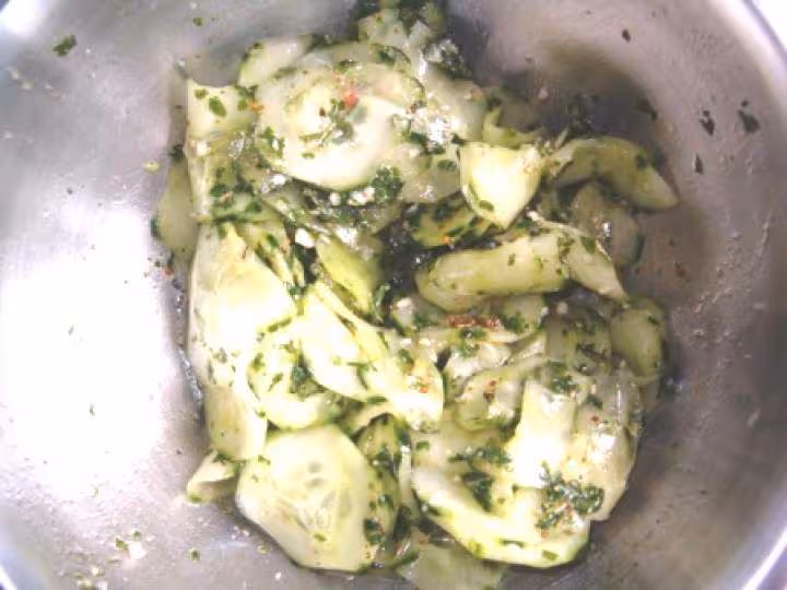 Concombre vinaigrette mentholee et hop au frigo qq heures