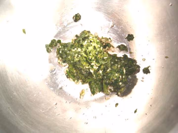 Pour concombre cru en tranches hachis menthe ail frais