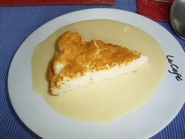 Gateau leger aux noix de coco sur un lit de creme anglaise